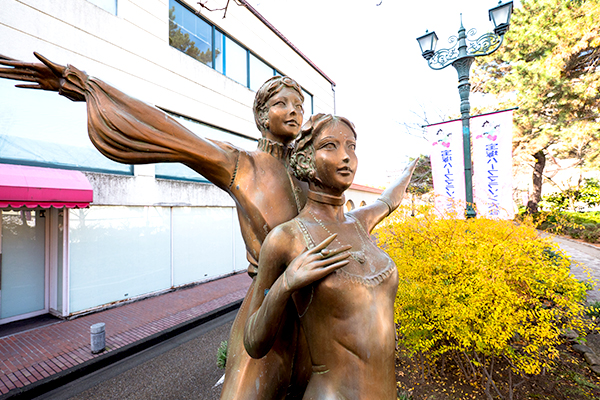歌舞雕塑。在這座雕塑的附近，有白井鐵造創作的《Parisette》主題曲《紫羅蘭花》的紀念碑。