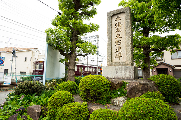 彰德碑的旁邊有阪急電車通過。
