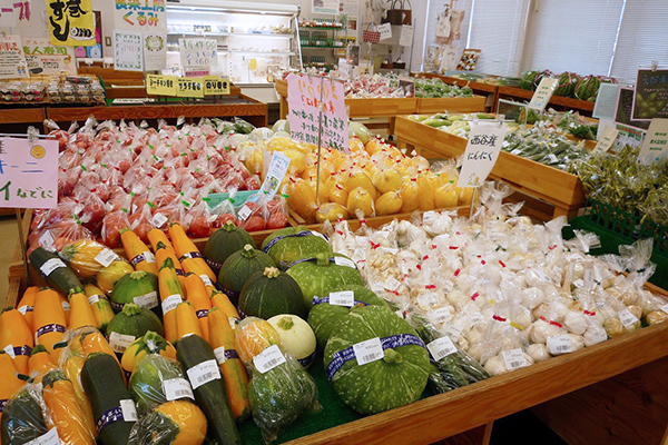 西谷產的新鮮蔬菜和加工食品擺放得整齊有序。