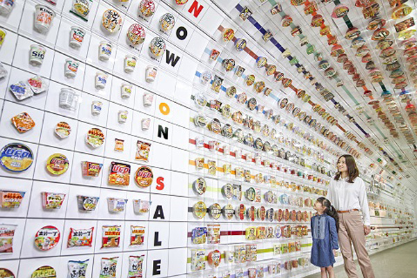 “杯面博物館 大阪池田”內陳列著各個時期的速食麵包裝袋。