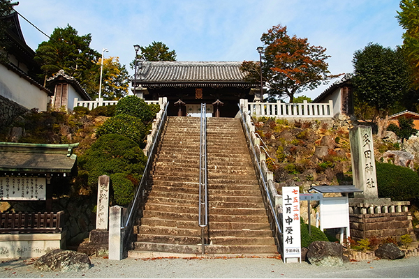 登上臺階前往多田神社。