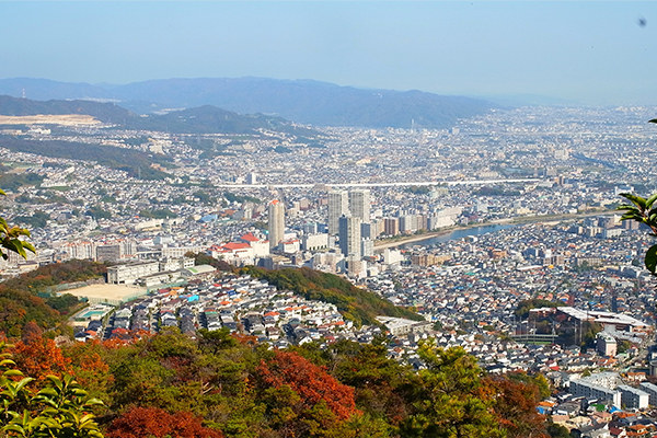 從行者山東觀峰向北眺望，可以看到寶塚大劇場。