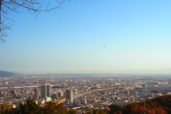 在鹽尾寺參道向大阪機場方向眺望到的景色。