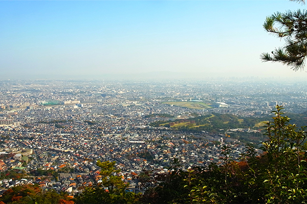 從行者山東觀峰向東南眺望，可以看到阪神賽馬場。