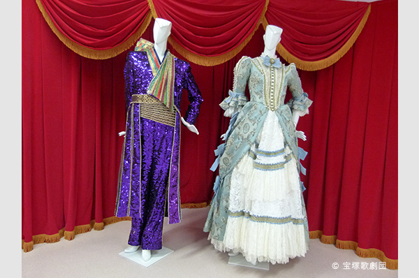 展览中也会展示服装等。