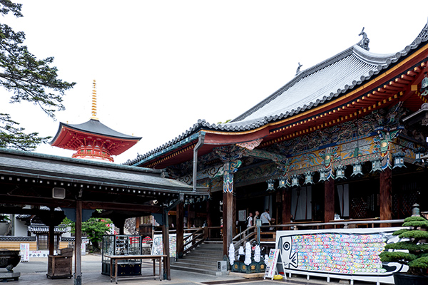 很多人到中山寺祈求安产。