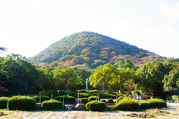 以甲山为背景的甲山森林公园的象征广场。