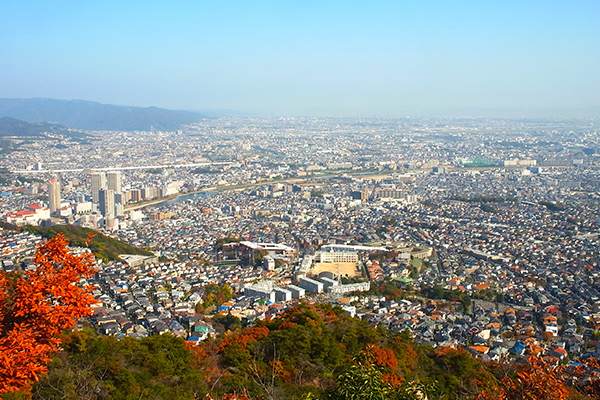 从行者山东观峰向东眺望，可以看到位于中央的市政府和武库川对面的小滨宿（小滨驿站）。