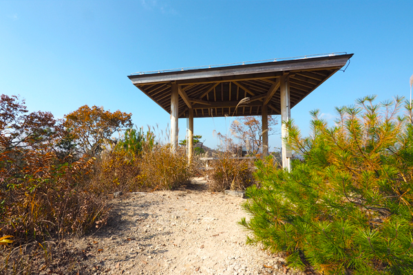 Pavilion located on a ridge to the lookout