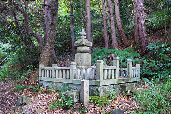 Stone pagoda commemorating Minamoto no Yoritomo, who restored Kannōji