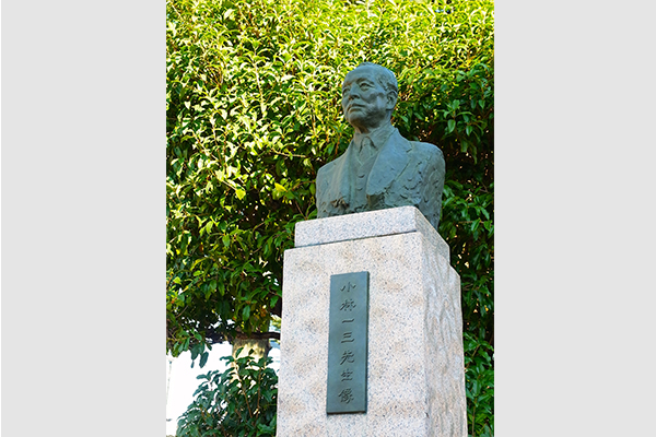 Statue of Ichizō Kobayashi (by Fumio Asakura)