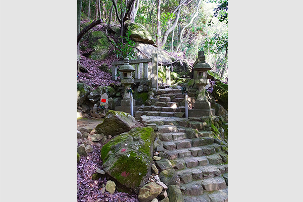 Here Emperor Uda carved a Shintō deity from stone