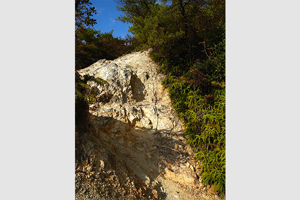 Rough areas that require climbing down by rope