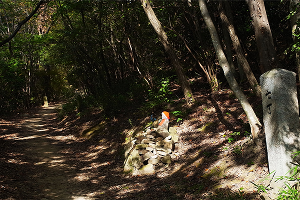 Jizō statues await you at every stone distance mark