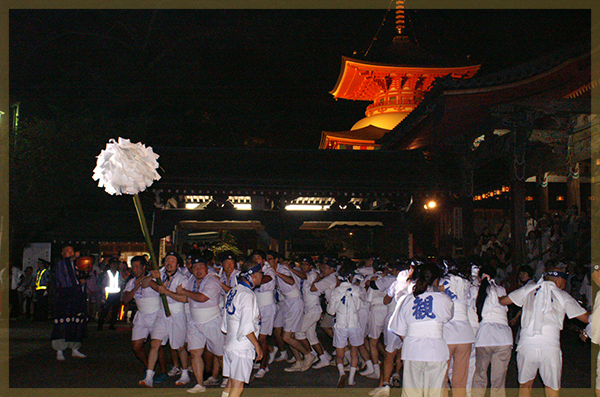 On August 9, the temple hosts the Hoshikudari (“falling star”) Festival.