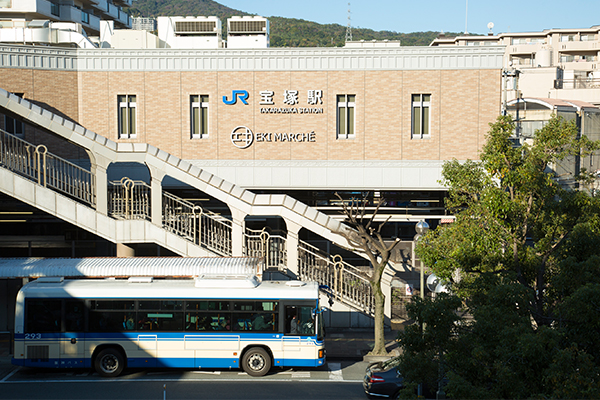 JR 다카라즈카 역.