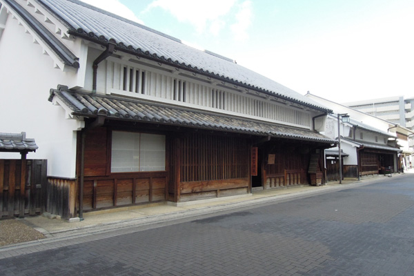 이타미고초관의 일부인 ‘구 오카다 가문 주택 술도가’는 효고현에서 가장 오래된 상가 건물