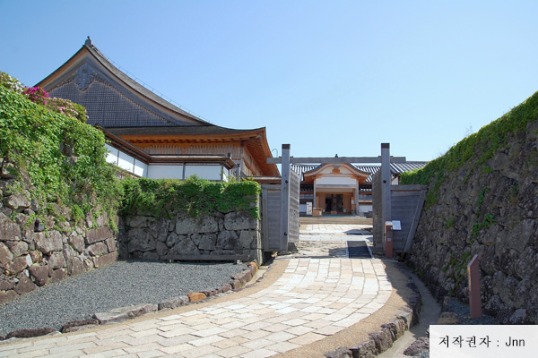 ‘사적 사사야마 성터’ 대서원이 복원되어 있다.