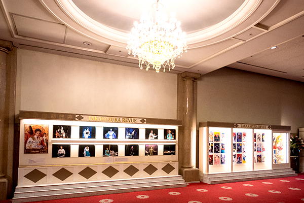 宝塚大劇場オフィシャルホテルで、各種の資料が展示されています。