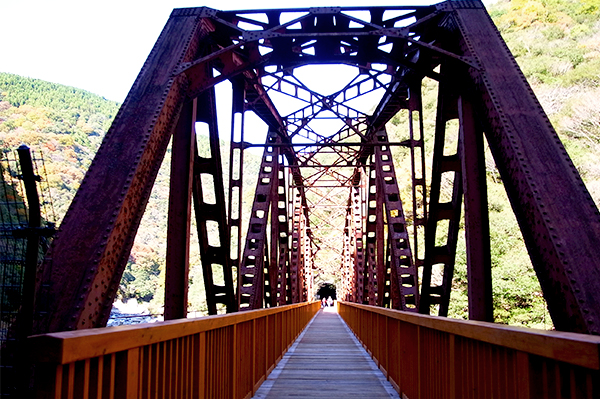 鉄橋が歩道橋に改修され、安全に渡れます。