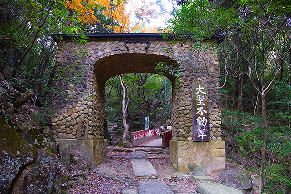 山本駅から登る場合は、この門をくぐって右折すると最明寺滝へ。