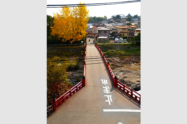 猪名川に架かる赤い御社橋。