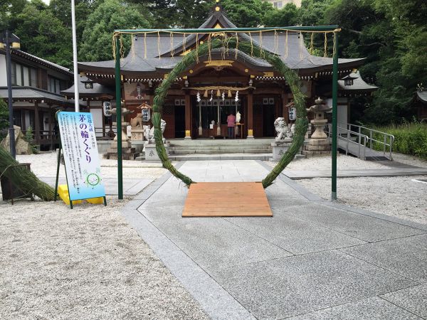 On June 30, a big ring of kaya grass is placed for visitors 