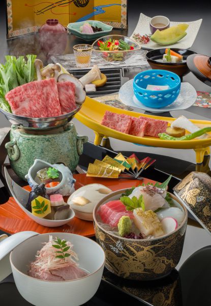 神戸牛会席 夜席12,000円(税抜)。神戸牛の鉄板焼やすき焼きなど、贅沢にお楽しみ頂ける会席料理。
